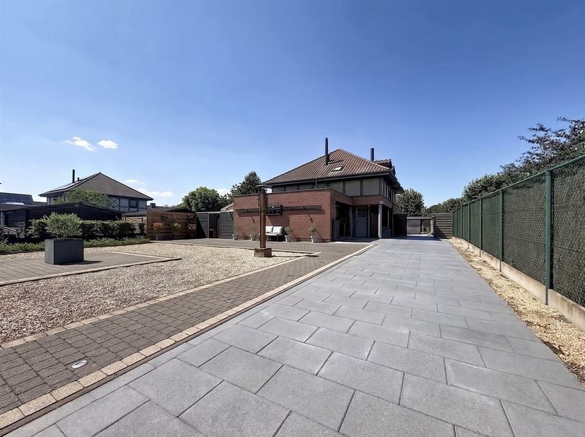 BEZOEKMOMENT Zaterdag 15/08: reservatie via sms: 0470/30.20.10<br />
VRIJSTAANDE WONING MET 3 SLAAPKAMERS, inpandige garage EN ZONNIGE TUIN OP TOPLOC