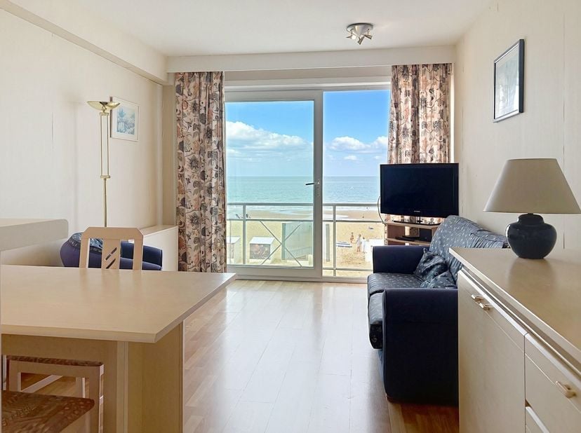 Verzorgd en instapklaar appartement met 1 slaapkamer, gelegen op een toplocatie aan de zeedijk van Sint-Idesbald.<br />
<br />
Dit aangename apparteme
