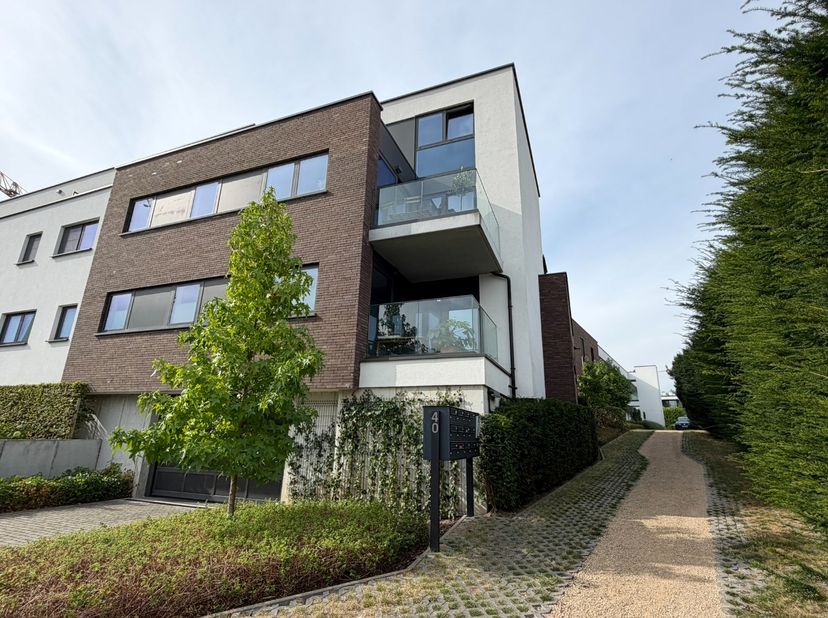 Il y a une visite prévue le samedi 29 août, veuillez vous inscrire en ligne via www.woonkantoor.be.<br />
<br />
Appartement au rez-de-chaussée de deu