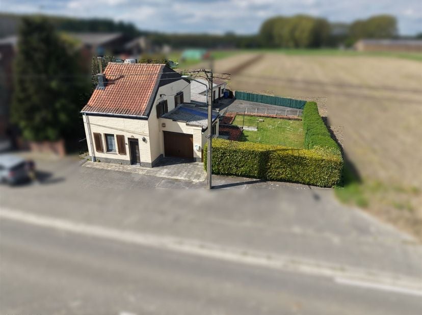 Charmant huis met 3 gevels dat gerenoveerd moet worden, op 3 are van 61 centiares.<br />
<br />
De woning heeft een totale oppervlakte van 110 m² en