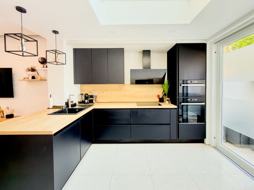 In een zeer mooie woning bestaande uit 5 appartementen, ideaal gelegen in de zeer gegeerde wijk HAMOIR - RIGA, stelt Trianon Invest u dit mooie en aan