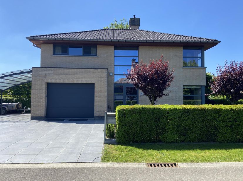 Instapklare Open Bebouwing in Rustige Residentiële Wijk te Lokeren<br />
<br />
Bent u op zoek naar een ruime, perfect onderhouden gezinswoning met al