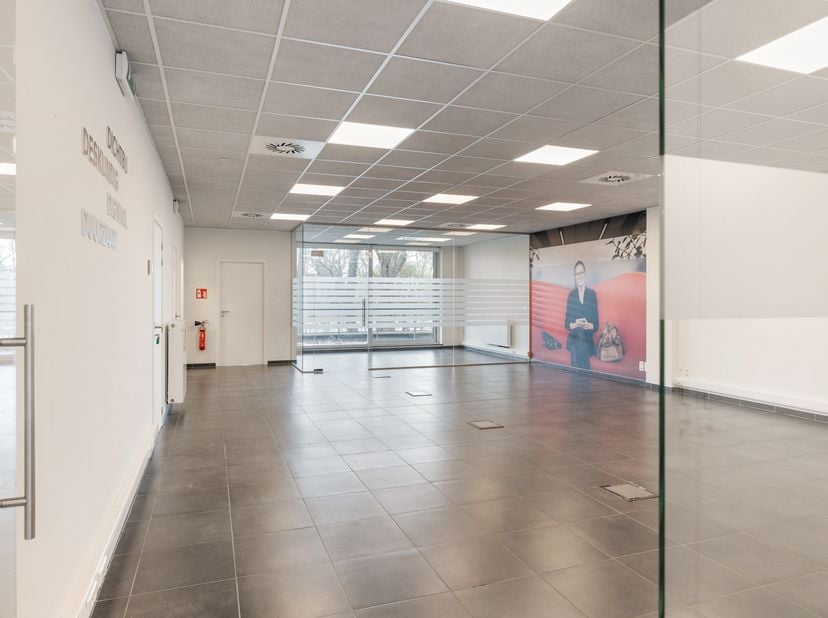 Découvrez ce beau bureau de 152 m², situé au rez-de-chaussée avec une vue agréable sur le parc Hansens. Grâce à son emplacement exceptionnel, vous ête