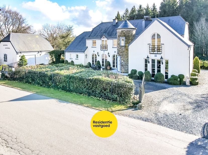 Welkom in dit adembenemende landgoed met eigen bos en twee vijvers op 4ha! In het rustige dorp Tailles, deelgemeente van Houffalize, vinden we dit arc