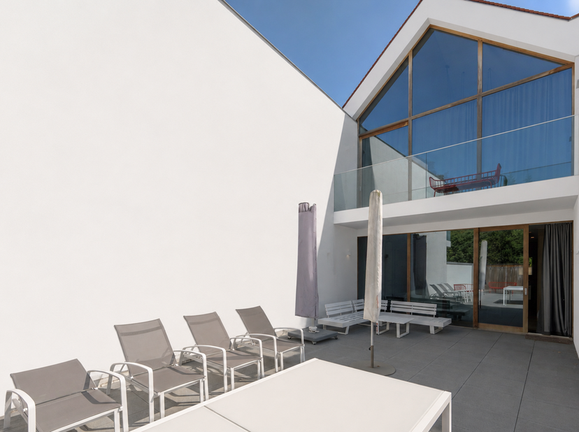Lichtrijke en ruime woning op een uitstekende ligging aan het charmante Oosthoekplein in Knokke-Zoute, op wandelafstand van de Zeedijk en het Zwin. In
