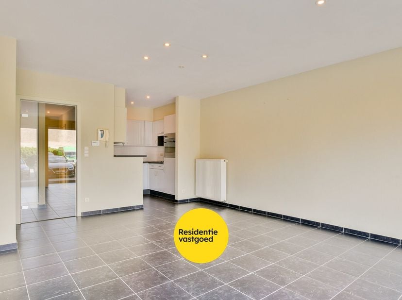 Ontdek dit instapklare gelijkvloers appartement op een centrale ligging in Eernegem. Met een bewoonbare oppervlakte van ca. 82 m² biedt dit appartemen
