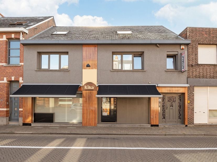 Dit volledig vernieuwde handelspand met twee wooneenheden biedt een moderne uitstraling, sterke visibiliteit en een bijzonder brede invulbaarheid. De