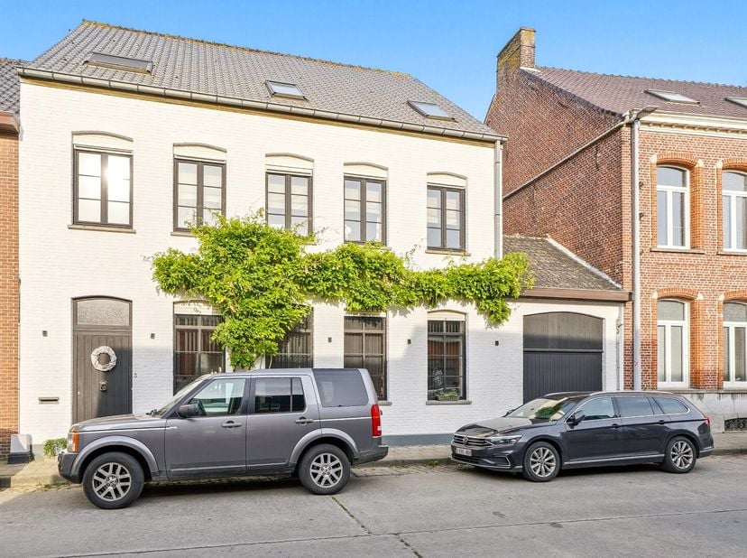 Sfeervol gerenoveerde woning met 7 slaapkamers, 4 badkamers en ruime garage in Watou.<br />
In het charmante Watou bevindt zich deze bijzonder ruime w