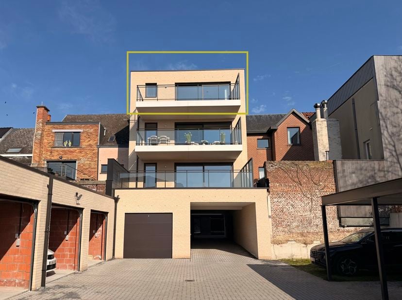 NIEUWBOUW appartement te huur in het centrum van Zottegem in kleinschalig gebouw met overdekte autostaanplaats! Dit prachtige appartement onderscheidt