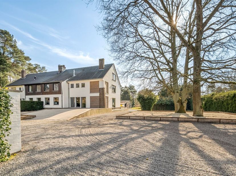* In optie * Ontdek deze stijlvolle directiewoning nabij het centrum van Mol, waar ruimte, comfort en natuur samenkomen. Met vijf slaapkamers, twee ba