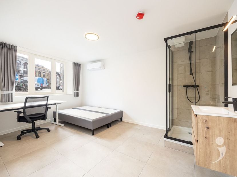 Découvrez cette chambre d'étudiant moderne dans un projet de rénovation de qualité, situé sur la Vaartstraat au cœur de Louvain. L'immeuble a été enti