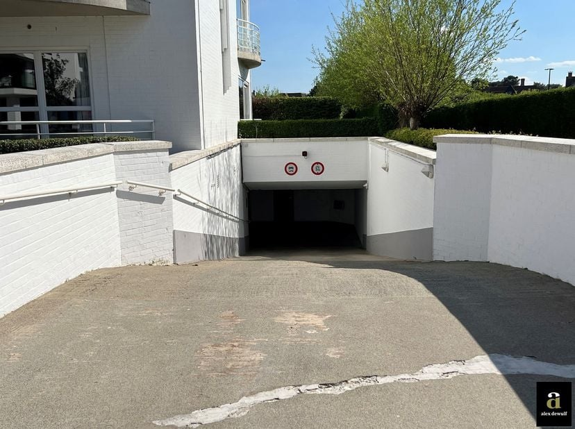Box spacieux et facilement accessible dans la résidence Bartavelle, située dans la Kustlaan de De Wielingen [Het Zoute].<br />
Le box de garage est si