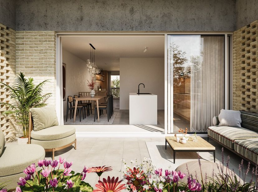 Je komt binnen in de inkomhal met gastentoilet en trap naar boven. Verder stap je de open keuken met eetruimte binnen, die naadloos aansluit op het te
