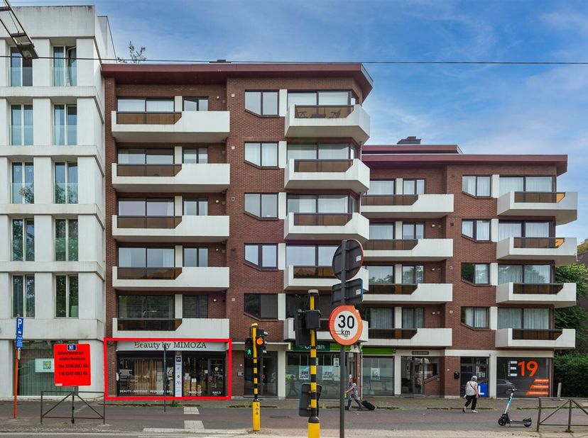 Commercieel gelijkvloers/kantoor/handelspand (95m²) biedt tal van mogelijkheden voor zelfstandigen/vrije beroepen op centrale ligging te Mortsel! <br