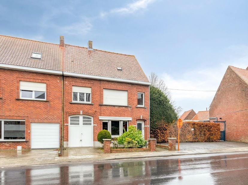 In de Esenstraat te Zarren, op wandelafstand van het centrum, bevindt zich deze halfopen woning met tal van mogelijkheden. Dankzij de ruime indeling,