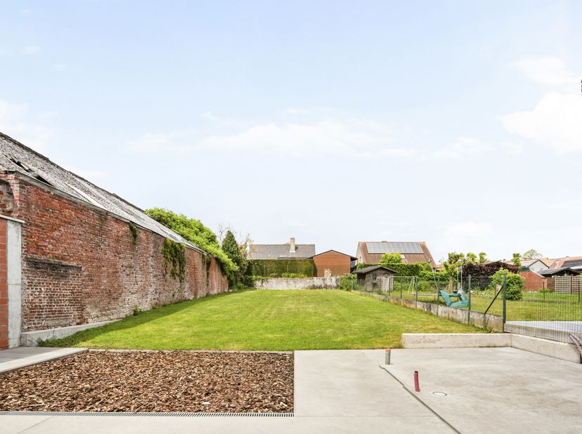 Deze volledig gerenoveerde woning is gelegen vlakbij het centrum van Moorslede (fietsstraat).<br />
Op de gelijkvloerse verdieping is volgende indelin