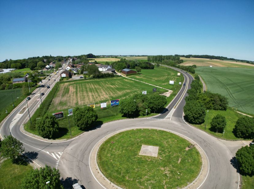 Ideaal gelegen langs de Nationale 5 (afrit Les Bons Villers) en met een uitstekende zichtbaarheid tot aan de rotonde: een landbouwterrein van 2 hectar