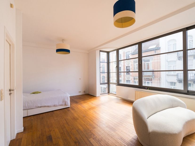 UKKLE, op de grens met Elsene, gelegen tussen de prestigieuze Avenue Molière en de Rue Edith Cavell, lichte STUDIO van 45 m² (EPB-oppervlakte). Lichte