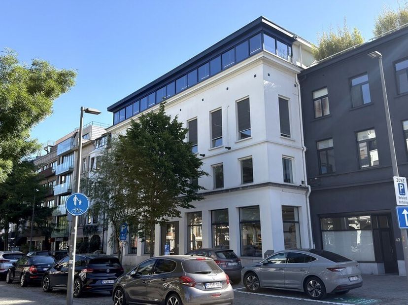 Ben je op zoek naar een instapklare kantoorruimte op een toplocatie in Antwerpen? Ontdek dit gerenoveerde kantoor in het karaktervolle Bourlahuis, gel