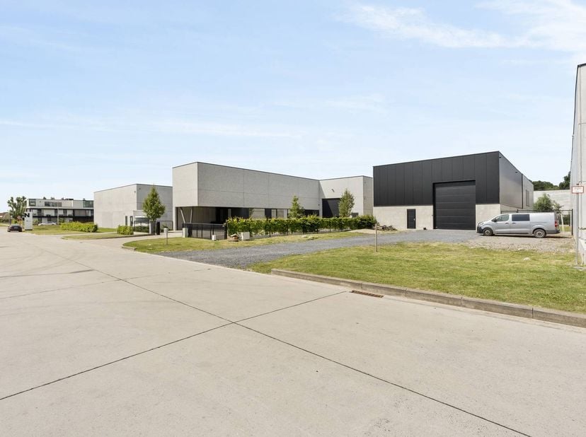 Op het bedrijventerrein Nelca Noord te Lendelede bevindt zich dit bedrijfsgebouw te koop bestaande uit een loods van 500m² met bijhorende woonst/appar