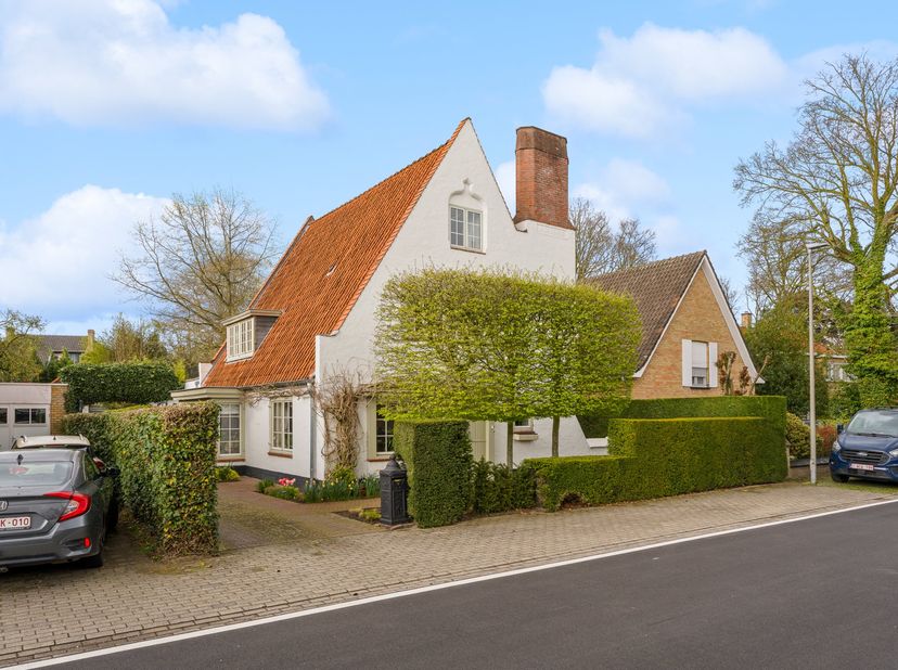 Ontdek deze unieke en idyllische eigendom in de Veldstraat, waar karakter, ruimte en veelzijdigheid naadloos samenkomen.<br />
<br />
De eigendom omva