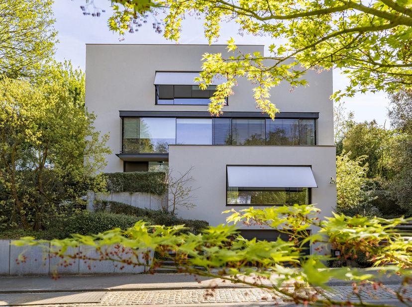 Een charmant en gezinsvriendelijk huis, eigentijds, met een magieuze tuin, opent zijn deuren voor u... welkom!<br />
Op een terrein van +/- 16 aren, e