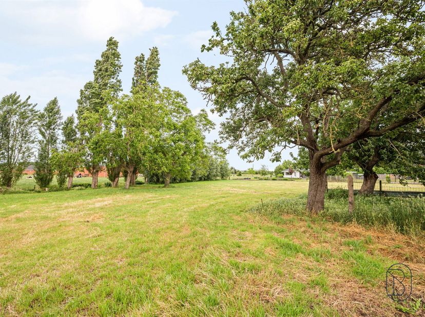 Prachtig gelegen af te breken woning op ca. 5.800 m². <br />
<br />
Gelegen in een rustige straat, geniet deze eigendom van een prachtig zicht op he