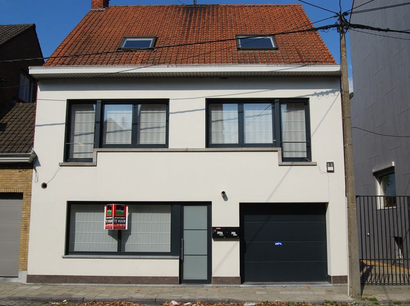 STATIONSDREEF 205 - ROESELARE <br />
Zeer nette en ruime benedenwoning met alle comfort, op wandelafstand van het station.<br />
<br />
Dit instapklar
