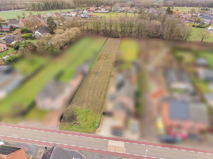 Le terrain a une superficie totale de 20 are 13 ca, ce qui donne un caractère ouvert et vert et une intimité supplémentaire. Cette combinaison rend le