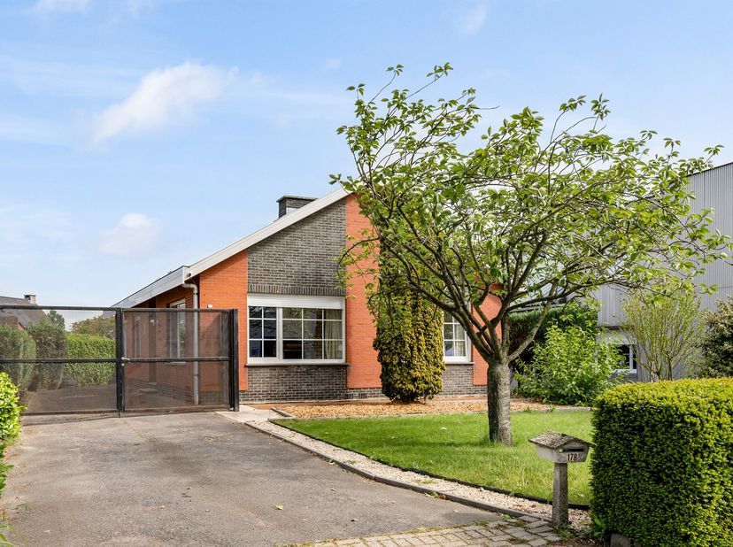 Op zoek naar een verzorgde en instapklare woning met veel ruimte en praktische troeven? Dan is deze open bebouwing gelegen aan de Mechelbaan 178 in Pu