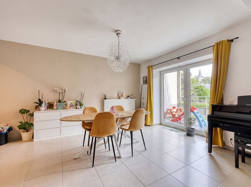 Découvrez ce magnifique appartement situé au rez-de-chaussée d'une résidence récente de 11 appartements avec ascenseur. Alliant confort moderne, beaux