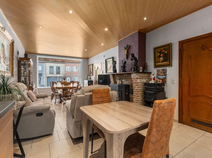 Praktische gelijkvloerse woning met praktijkmogelijkheden en parking Bent u op zoek naar een praktische woning met een goede ligging en voldoende park