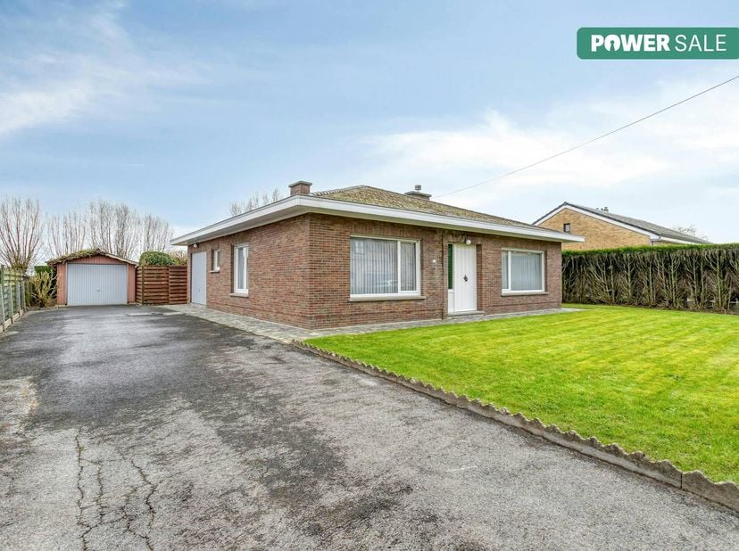 Gelijkvloerse woning te koop in de Hazewindstraat 8 te Vlamertinge. Dit huis te koop is uitermate geschikt voor wie op zoek is naar een alleenstaande