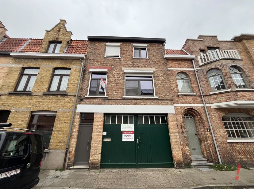 Ontdek deze unieke retailruimte in het hart van Sint-Kruis, net buiten de stadsring gelegen aan de Kruispoort, met een totale bewoonbare oppervlakte v