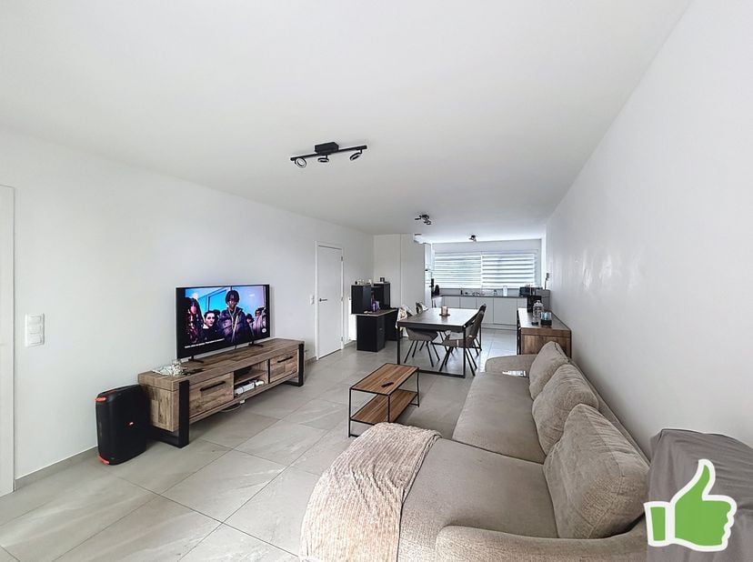 Bel appartement de 2 chambres avec grande terrasse. Proche de toutes commodités<br />
Hall d'entrée avec WC séparés, séjour, cuisine entièrement équi