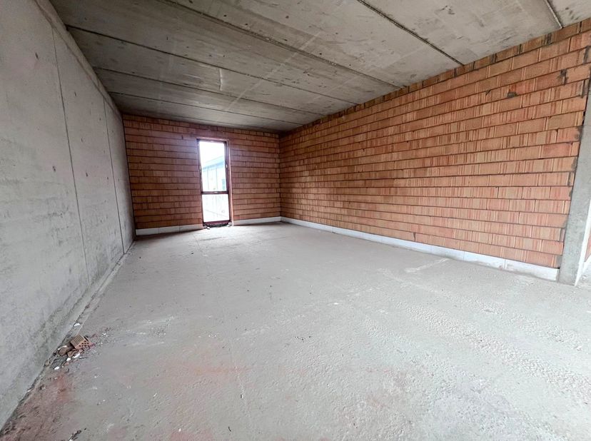 Deze gelijkvloerse kantoorruimte van ca. 77 m² is gelegen aan de Leopoldlaan, op een centrale en commerciële ligging tussen Overpelt en Neerpelt. Dank