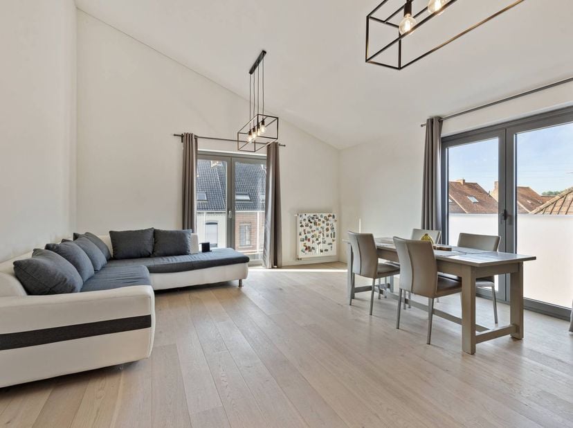 Nous trouvons cette résidence à deux pas du centre de Rumbeke. L'appartement a une surface habitable de 79 m² et est entièrement prêt à emménager et f