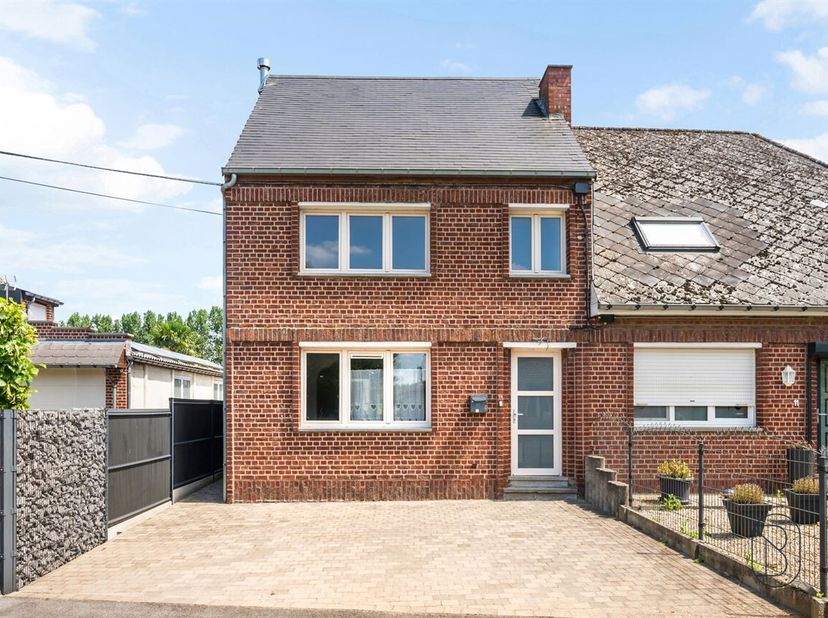 Aangename gerenoveerde halfopen woning, gelegen in een rustige woonomgeving in het hart van het Pays des Collines, en toch dicht bij alle voorzieninge