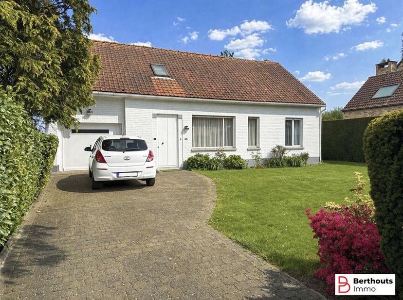 Charmante vrijstaande woning met zwembad en open groen zicht.<br />
 Deze vrijstaande woning, gebouwd in 1961 en gerenoveerd begin jaren 90, combineer