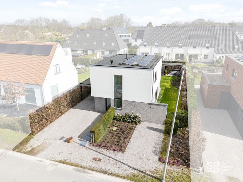 Zoekt u een moderne woning waar licht en duurzaamheid centraal staan? Deze lichtrijke woning in een rustige straat combineert hedendaags comfort met e