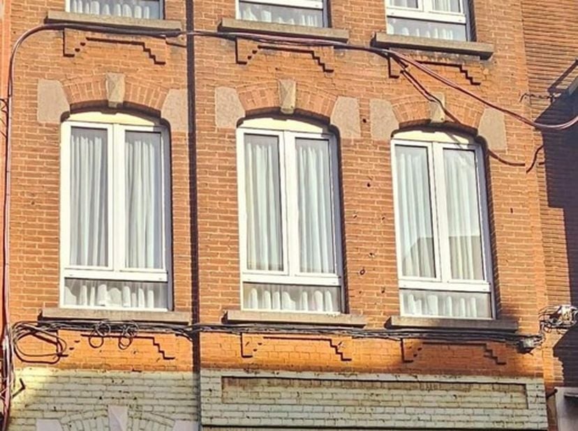 Charleroi - à vendre une maison de commerce.<br />
Elle se compose au rez de chaussée d'un hall d'entrée, un salon, un salle à manger et une cuisine.