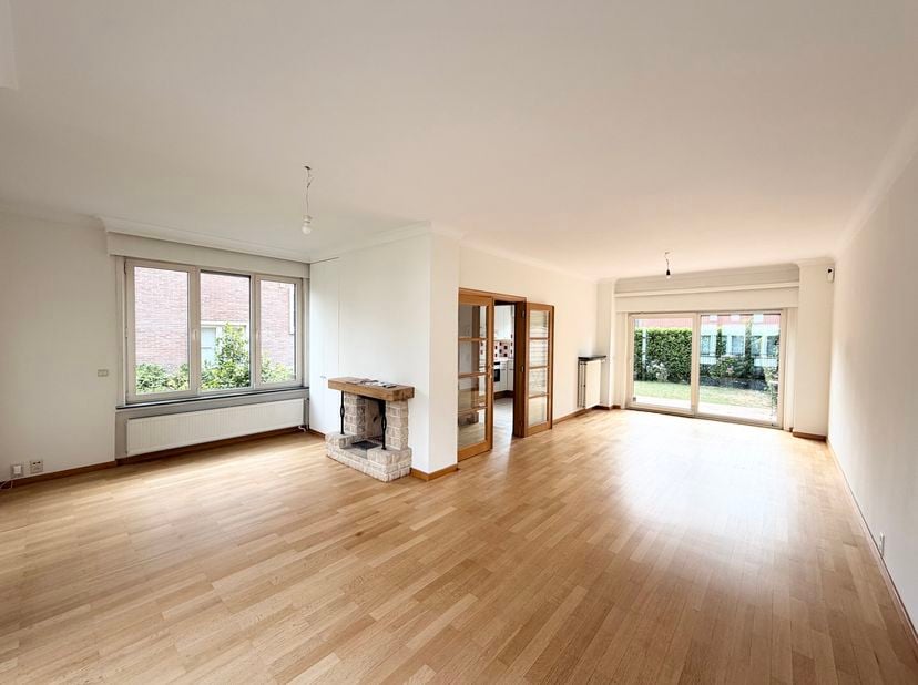 WOLUWE-SAINT-PIERRE, vlakbij Place Dumon en zijn vele voorzieningen. Mooie woning van 200m² (4 slpk/2bad) met tuin, parking en garage. Gelegen in de b