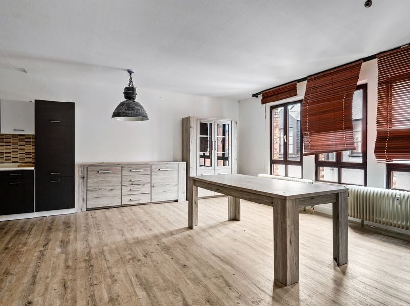 Journée portes ouvertes le samedi 14 mars de 15h30 à 16h30<br />
<br />
<br />
Appartement en contreplaqué à rafraîchir (93 m²) à Grote Markt<br />