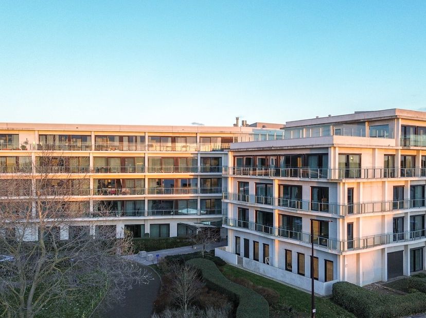 Gelegen in het rustige en groene Vosseslag te De Haan, bieden wij u deze instapklare assistentiewoning aan, gebouwd in 2016. De woning combineert hede