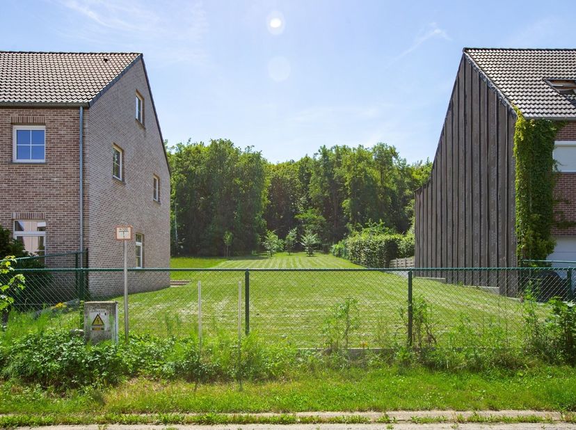 Ce terrain à bâtir d'environ 806 m² est situé au 14 de la Gijzelaarstraat à Aarschot, une rue calme offrant un accès facile au centre-ville, aux école