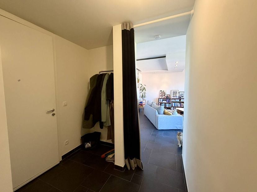 Dit rustig gelegen tweeslaapkamer appartement bevindt zich op een steenworp van het bruisende centrum van Hasselt. Ideaal voor voor een alleenstaande