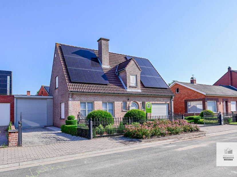 In een rustige straat nabij school, winkels, station en E40 vindt u deze verzorgde open bebouwing met 3 slaapkamers en grote garage. De woning heeft v