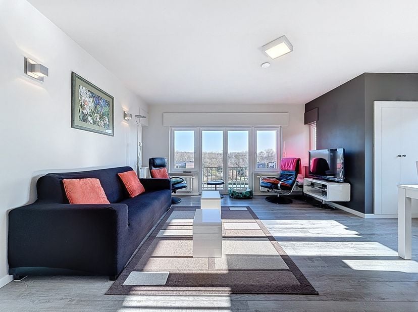 Appartement meublé dans une petite résidence sans ascenseur, situé au calme tout en étant très central à Nieuport-Bad, à quelques pas de la mer, des c