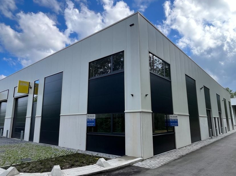 KMO-unit E06 heeft een grondoppervlakte van 324m² met een extra mezzanine van 34m² die kan dienen als kantoorruimte. De KMO-unit is gelegen in het nie