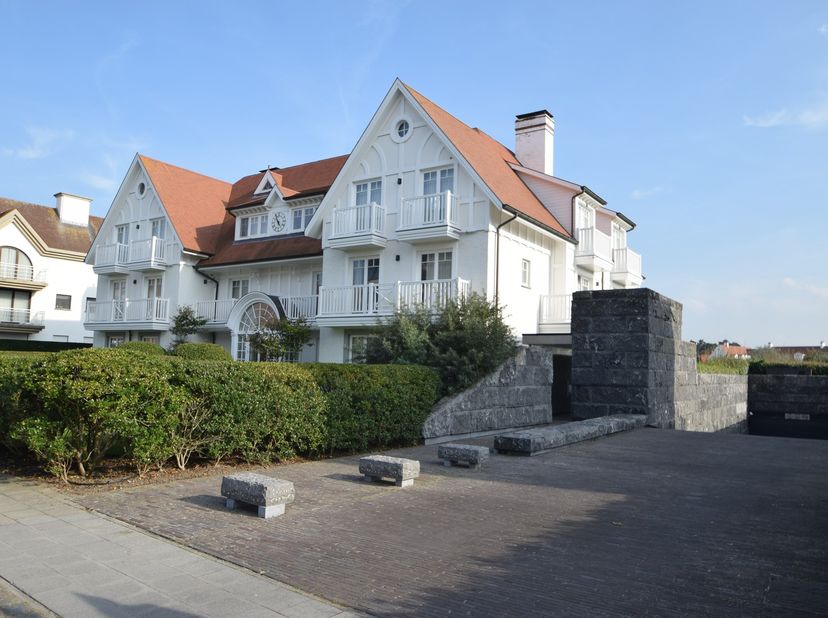 Heel goed gelegen garagebox op de verdieping -1 in een residentie op de Kustlaan vlakbij de Minigolf Approach, het stand en de winkels van het Zoute.